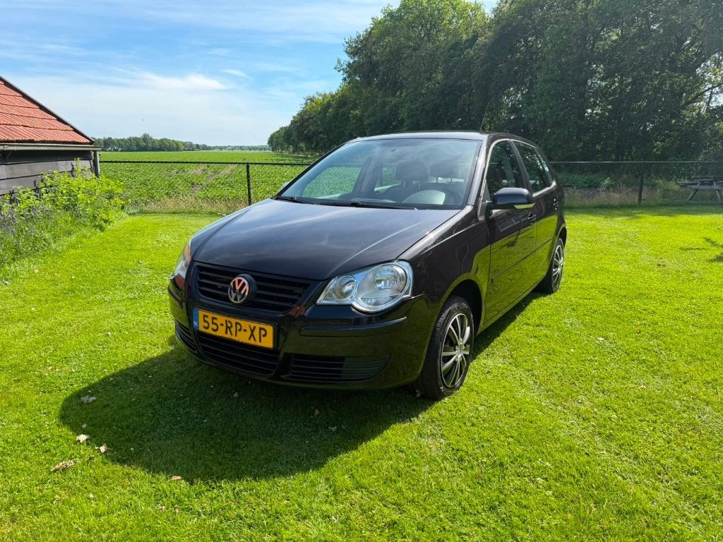 VW Polo 1.4 16v 75pk 2005 nieuwe apk Apple Carplay, Voorwielaandrijving, Zwart, Zwart, Origineel Nederlands