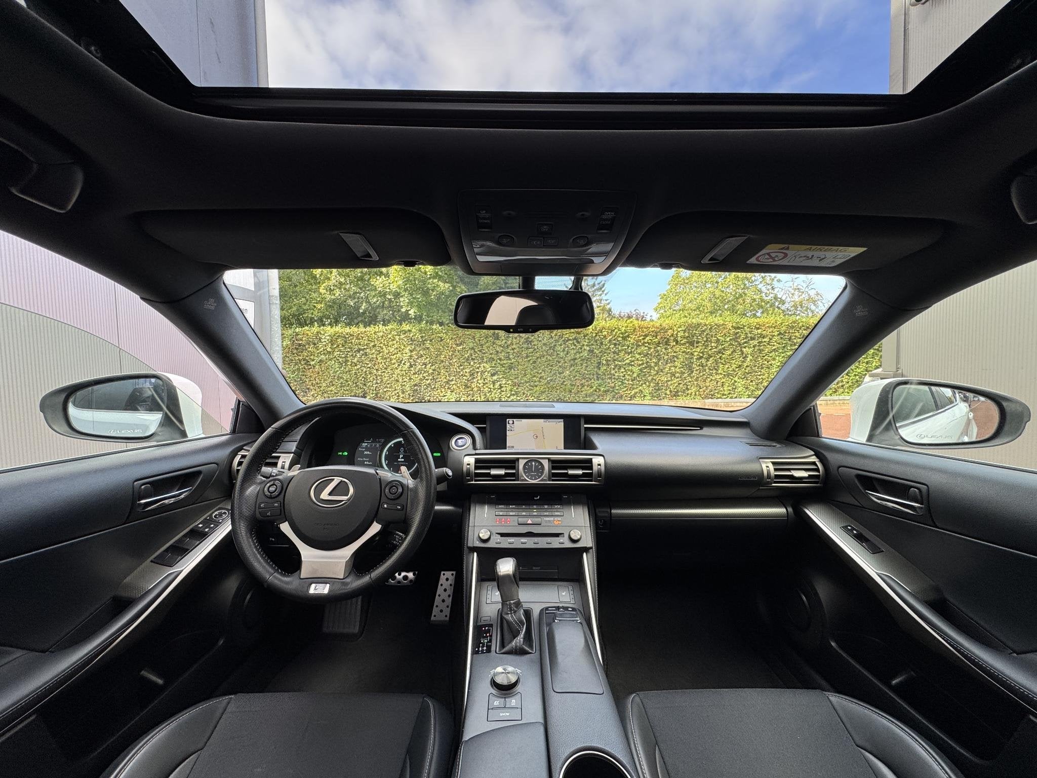 Lexus IS 300h F Sport Edition Dakraam Stoelverwarming, Auto's, Euro 5, Gebruikt, 223 pk, Wit