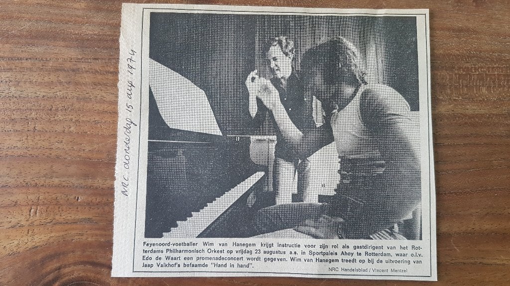 Voetballer wim van Hanegem dirigent Rotterdams Orkest (1974), Ophalen of Verzenden, 1960 tot 1980, Knipsel(s)