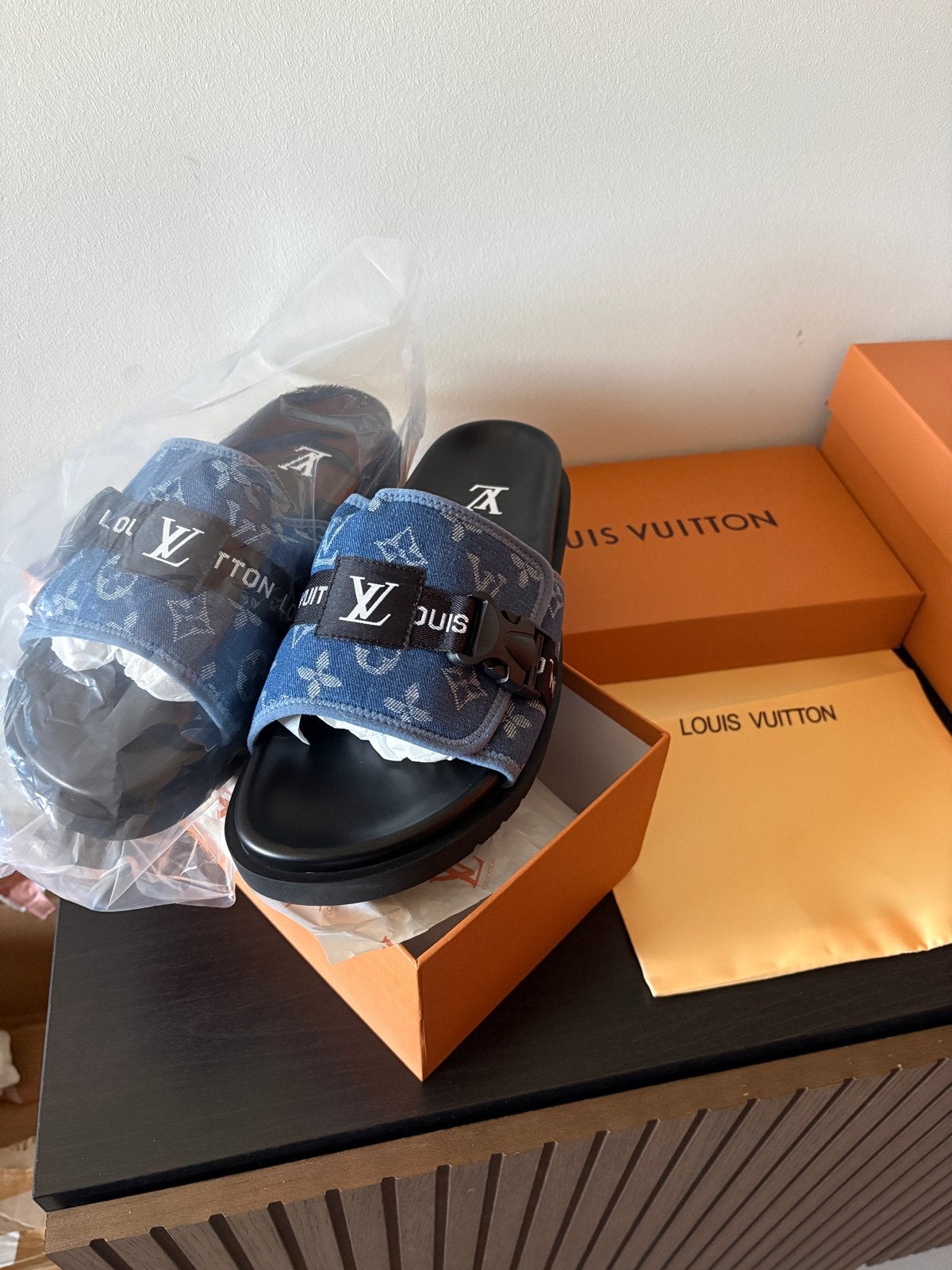 Louis Vuitton Slippers Maat 44 🅰️50€, Ophalen of Verzenden, Nieuw, Blauw, Slippers