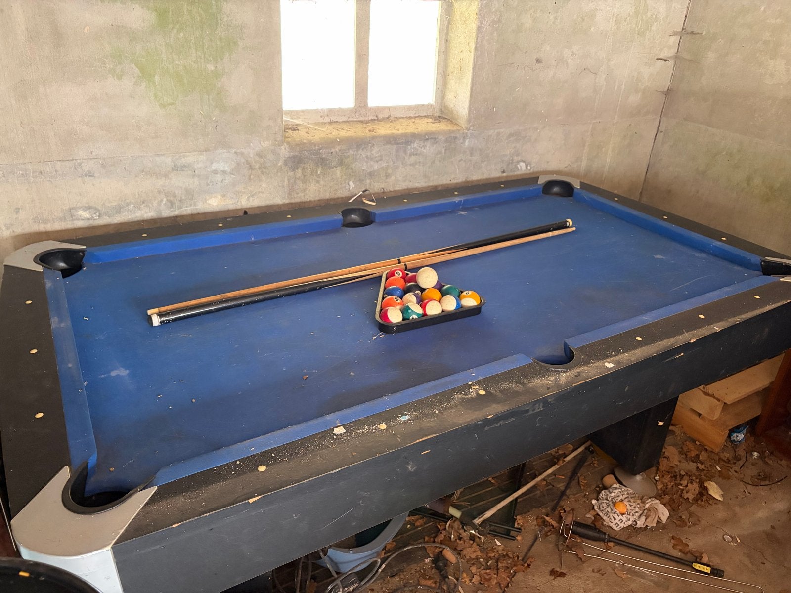 Gebruikte Pooltafel met keuen en ballen, Ophalen of Verzenden, Gebruikt, Pooltafel
