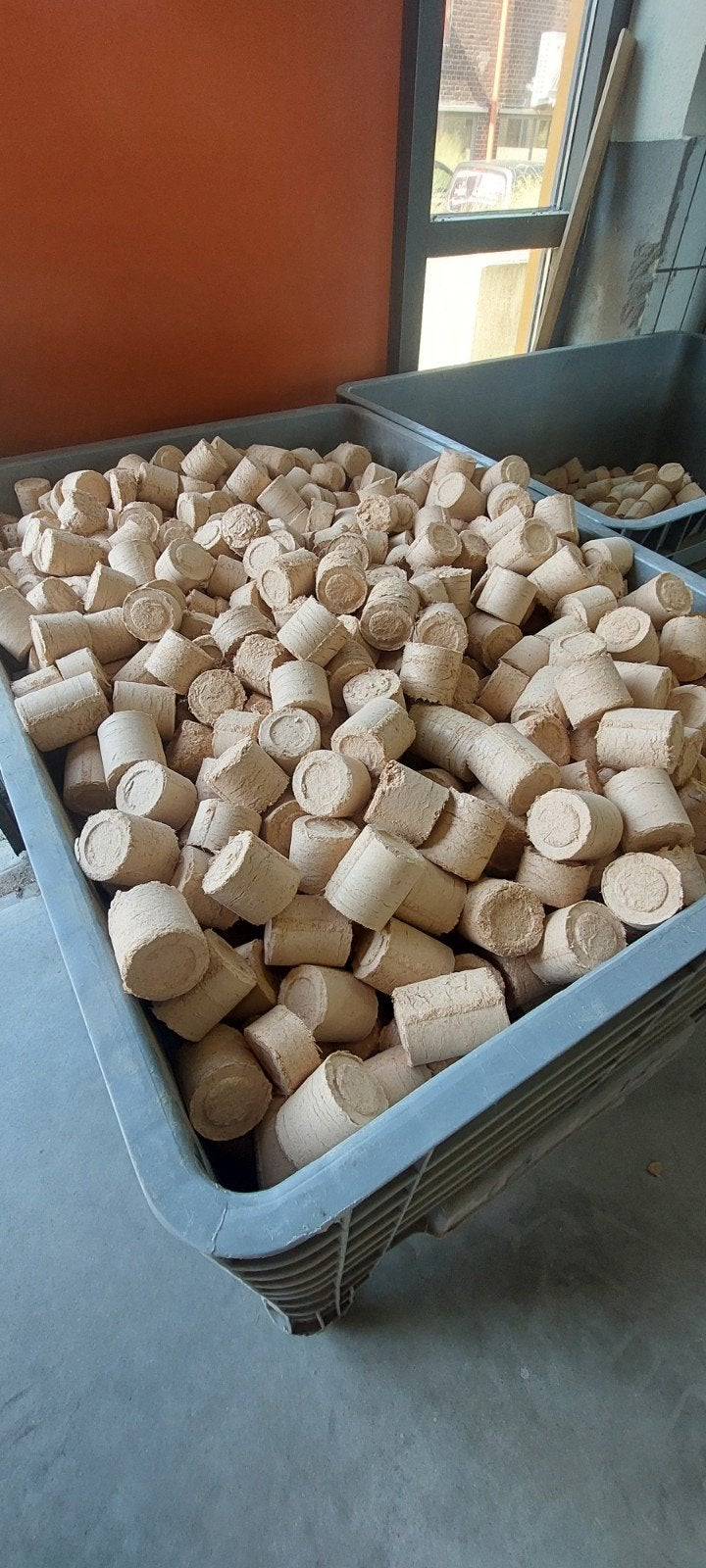 Briketten van meubelmakerij, van zaagsel en houtmot, Minder dan 3 m³, Ophalen, Overige houtsoorten, Blokken