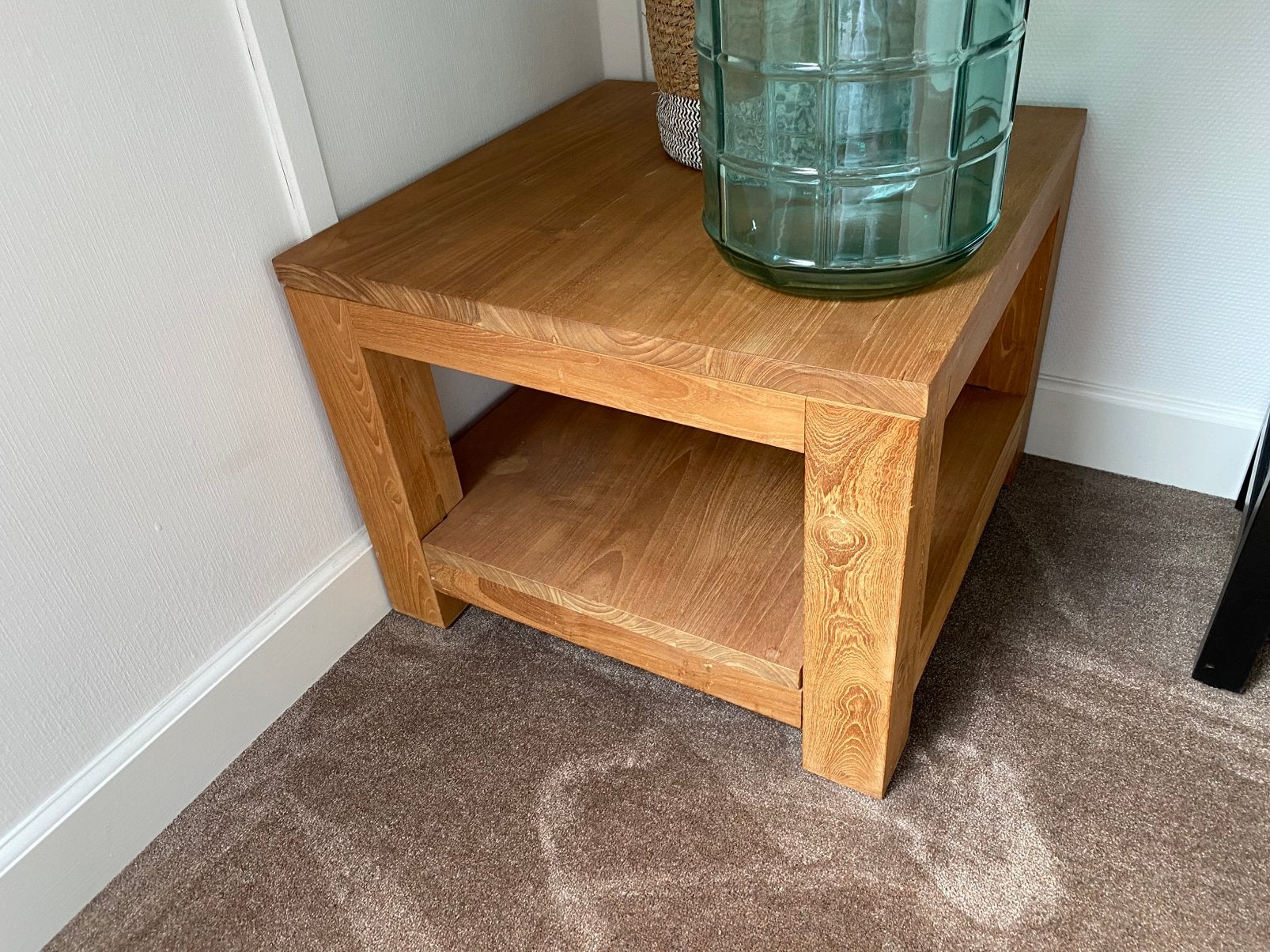 Twee teak bijzet tafels met onderblad te koop als set bieden, Rustiek landelijk, Vierkant, 55 tot 75 cm, Zo goed als nieuw
