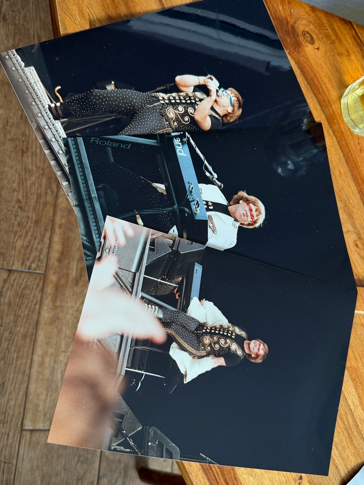 Set van 4 foto's van Elton John -  3 foto’s 25x18 cm, Ophalen of Verzenden, Foto, Fotografie