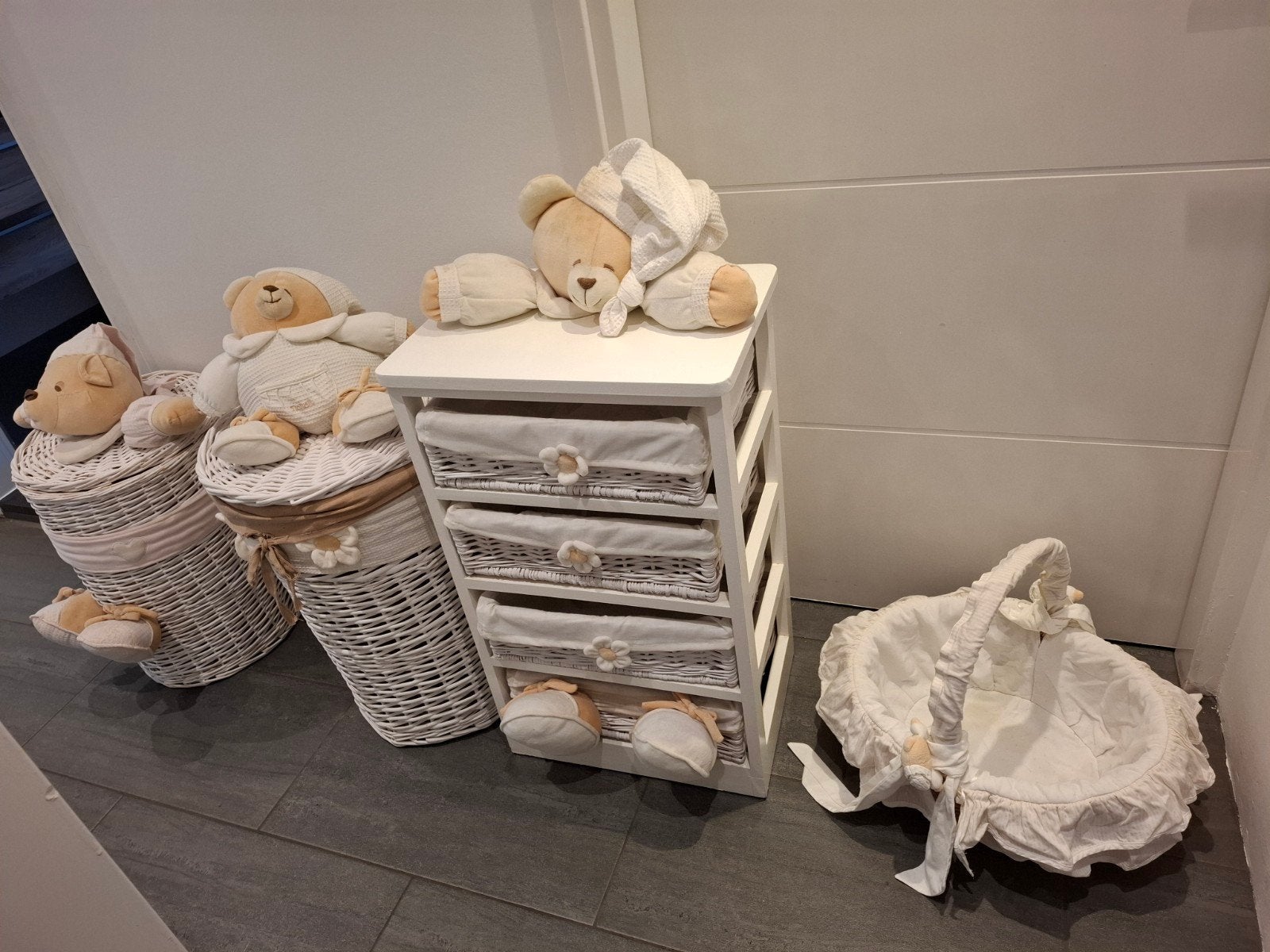 Nanan set. Twee wasmand, kastje en mandje., Ophalen
