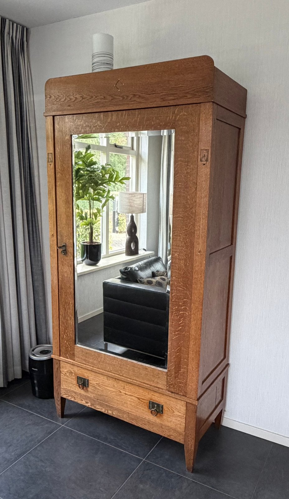 Oude kast met spiegel, Ophalen