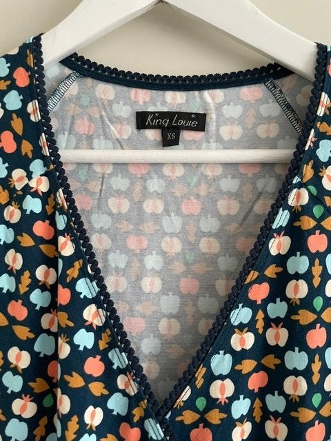 King Louie cross dress maat xs, Kleding | Dames, Meerkleurig, Ophalen of Verzenden, Zo goed als nieuw, Knielengte