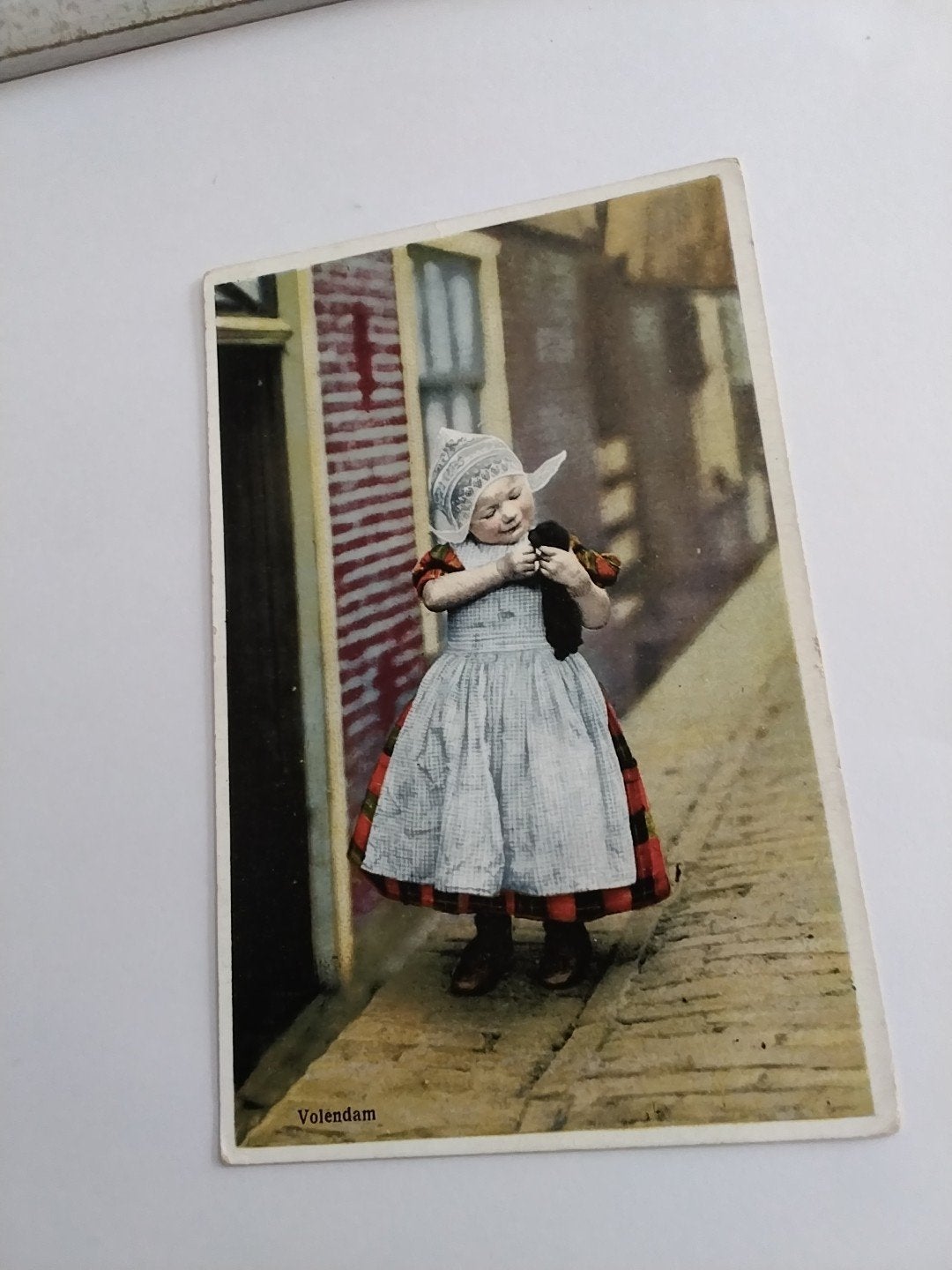 Oude ansichtkaart Volendam meisje in klederdracht, Ophalen of Verzenden, Voor 1920, Gelopen, Noord-Holland