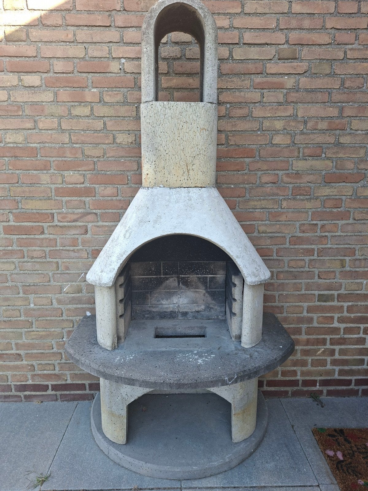 Gratis Betonnen buitenhaard/barbecue - mist rooster en plaat, Ophalen of Verzenden, Gebruikt