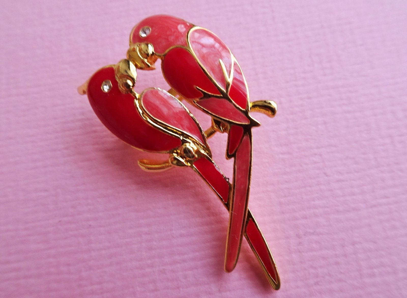 jwg Vintage 60s papegaai parkiet vogel broche roze rood goud, Sieraden, Tassen en Uiterlijk, Verzenden, Overige materialen, Broche