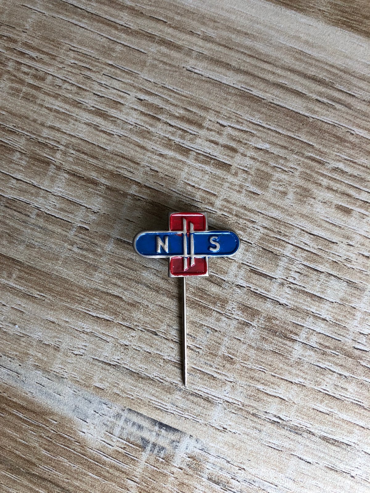 Speldje oud logo NS, Verzamelen, Speldjes, Pins en Buttons, Ophalen of Verzenden, Zo goed als nieuw, Transport, Speldje of Pin