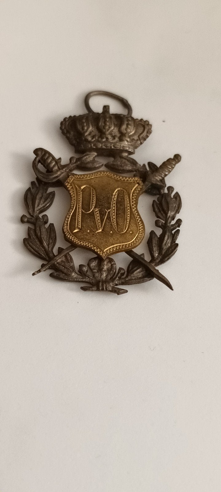 Oud Militair Insigne P.V.O. met Kroon en Zwaarden, Ophalen of Verzenden, Brons, Buitenland