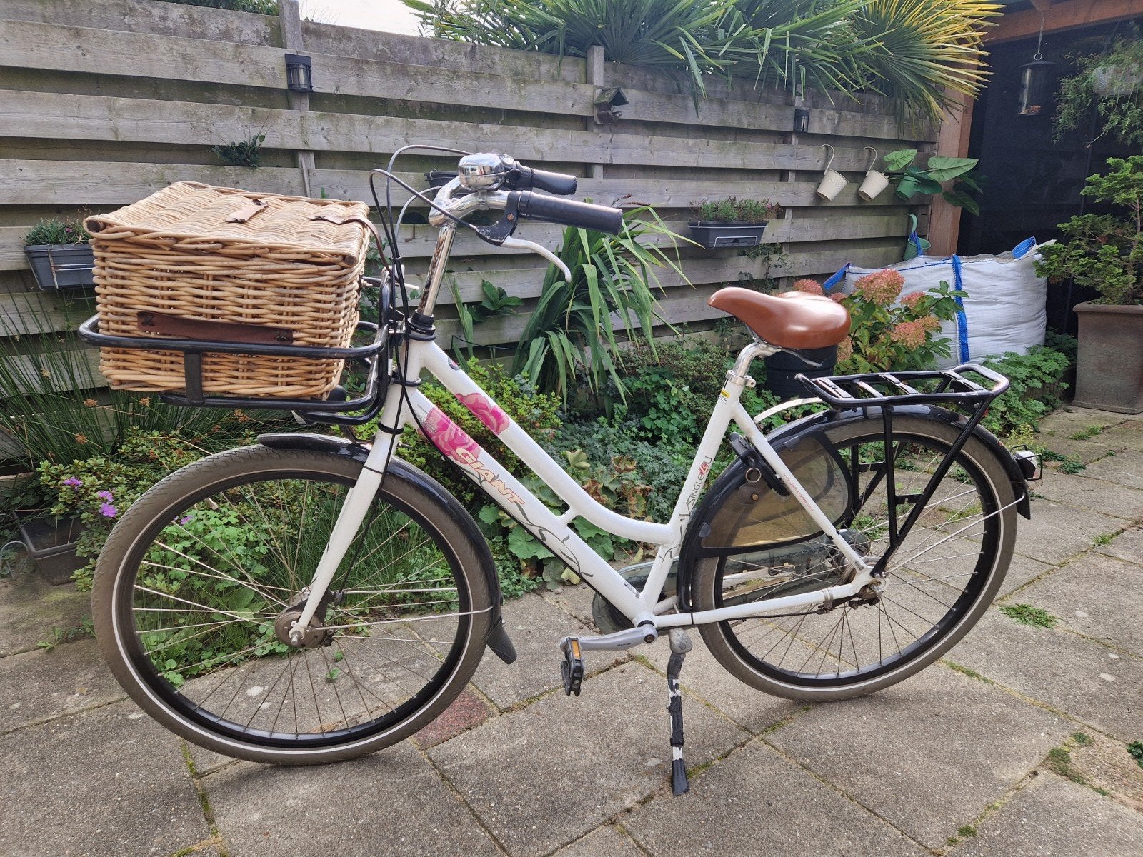 Giant Single4U Damesfiets wit met roze bloem - Maat L (57-59, Fietsen en Brommers, Ophalen, Gebruikt, Versnellingen, Trommelrem