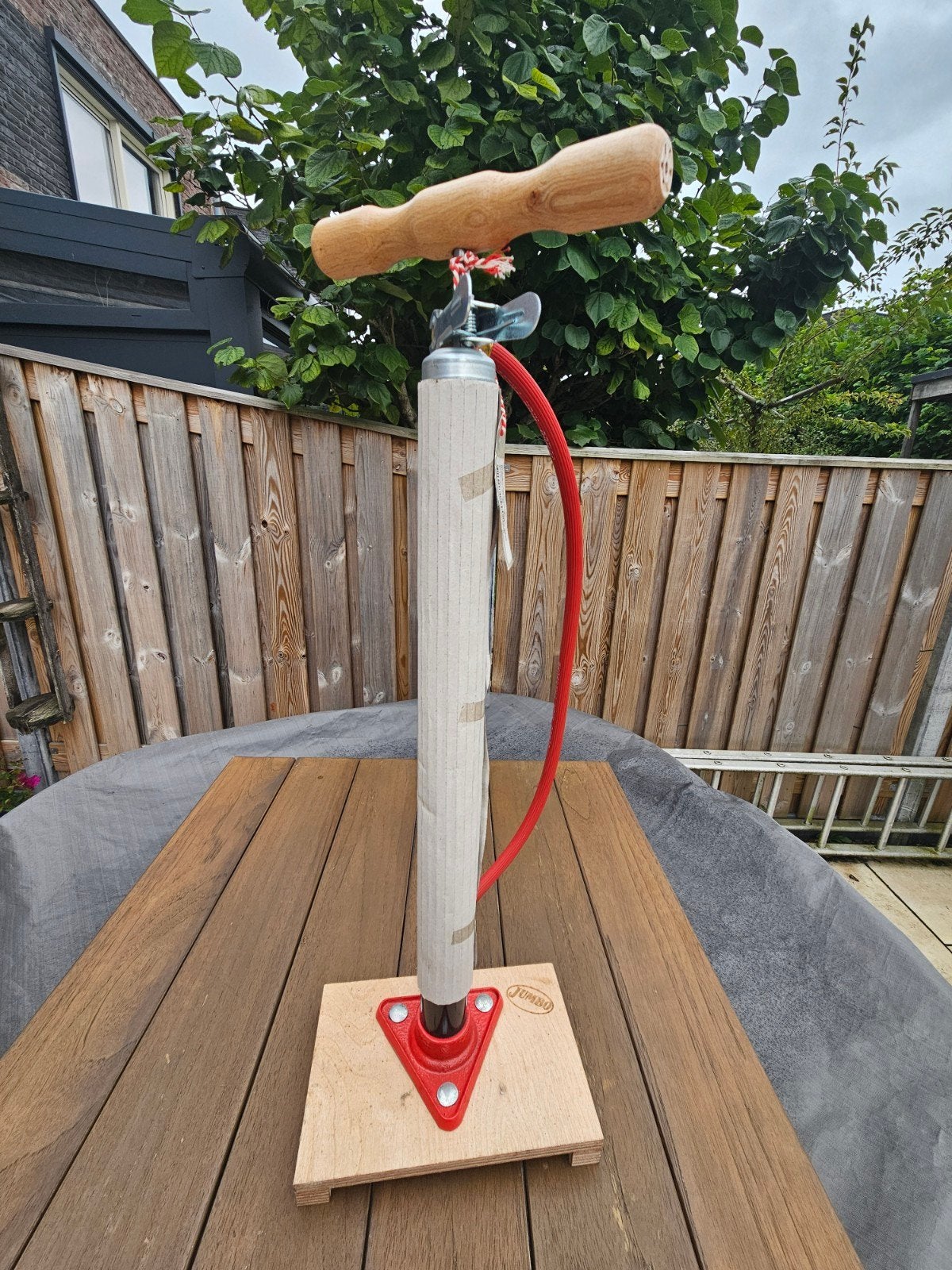 Jumbo fiets voetpomp met houten handvat., Ophalen, Drukmeter, Zo goed als nieuw