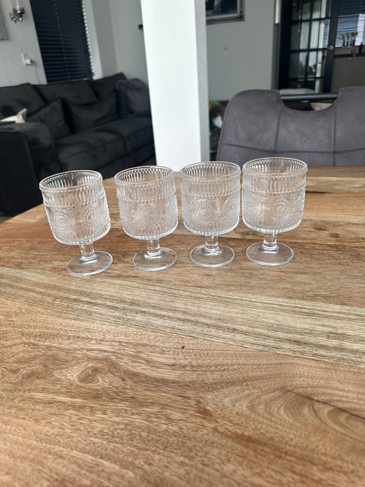 4x Wijnglazen / waterglazen met barok reliëf (als nieuw), Ophalen, Zo goed als nieuw, Glas, Wit