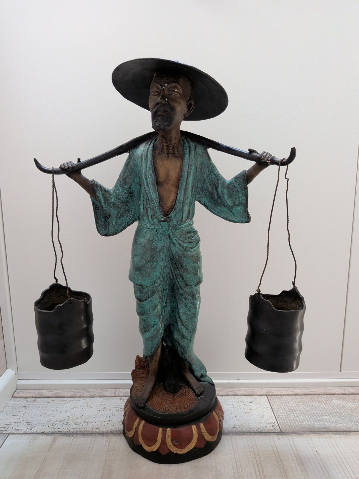 Bronzen beeld van Aziatische waterdrager, Antiek en Kunst, Handgemaakt, Brons, Beeld, Klassiek