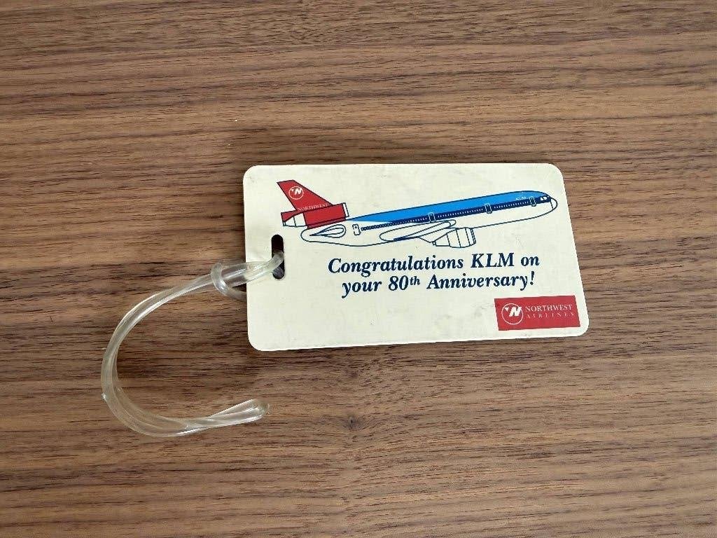 Northwest Airlines kofferlabel 80 jaar KLM, Ophalen of Verzenden, Zo goed als nieuw, Patch, Badge of Embleem