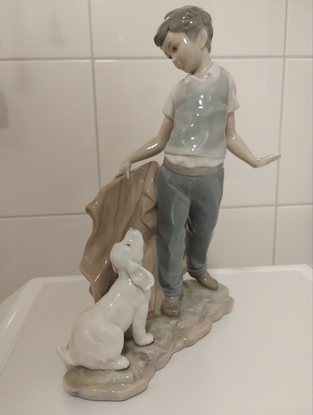 NAO Lladro porselein beeld "boy fighting the dog", Verzamelen, Beelden en Beeldjes, Zo goed als nieuw, Mens, Ophalen of Verzenden