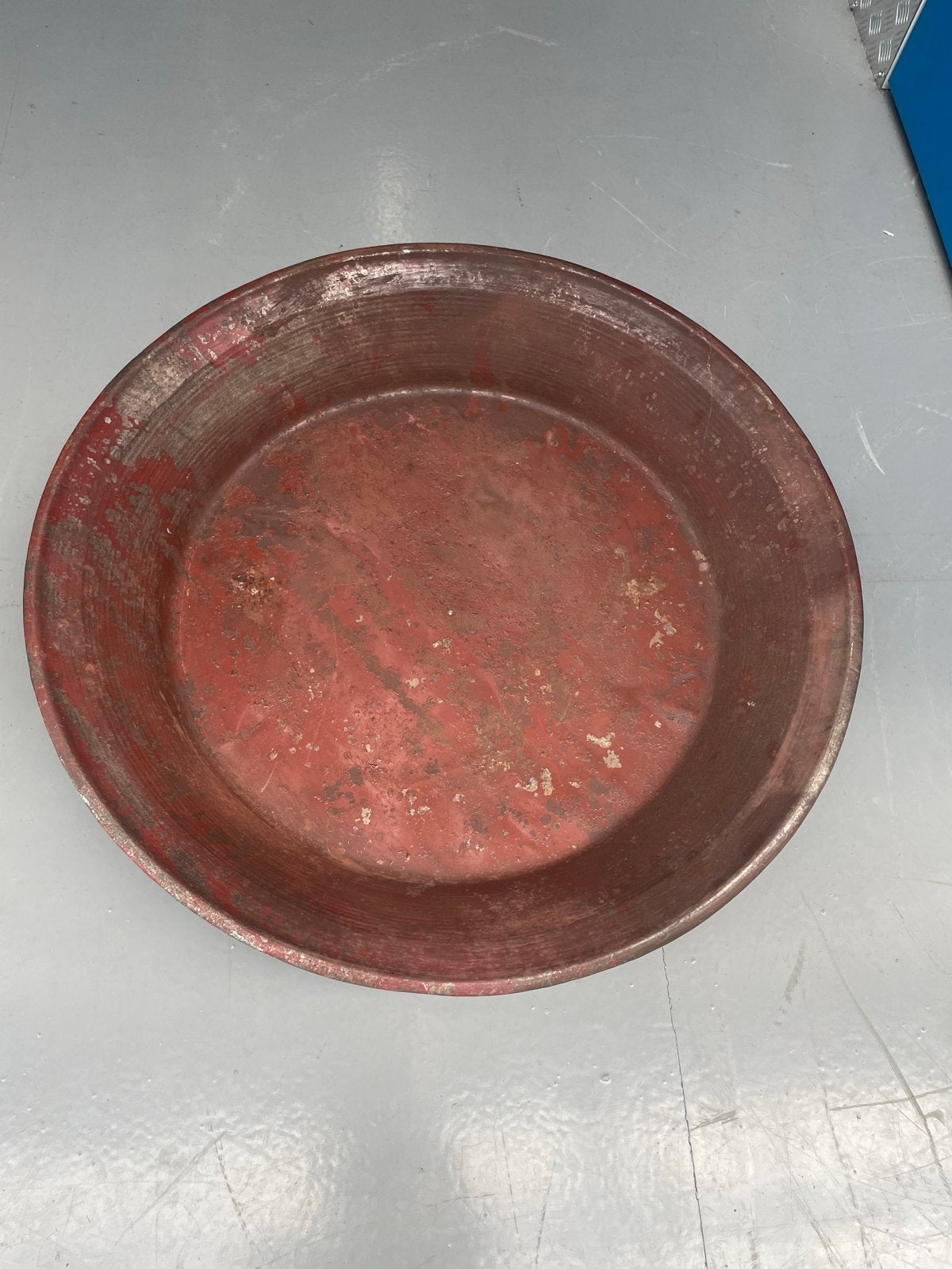 Grote metalen schaal/bak, rood met blauwe onderkant, Ophalen