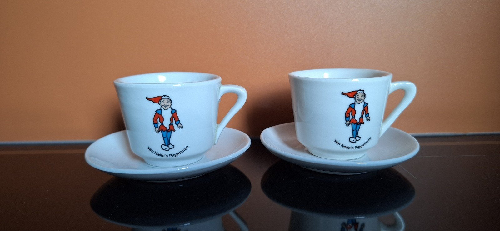 Te koop twee kop en schotels Piggelmee van Van Nelle, Ophalen
