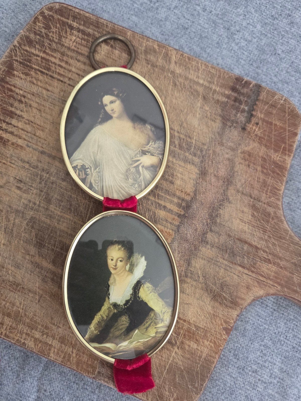Twee ovale portretjes van dames, 7x9 cm, Ophalen of Verzenden
