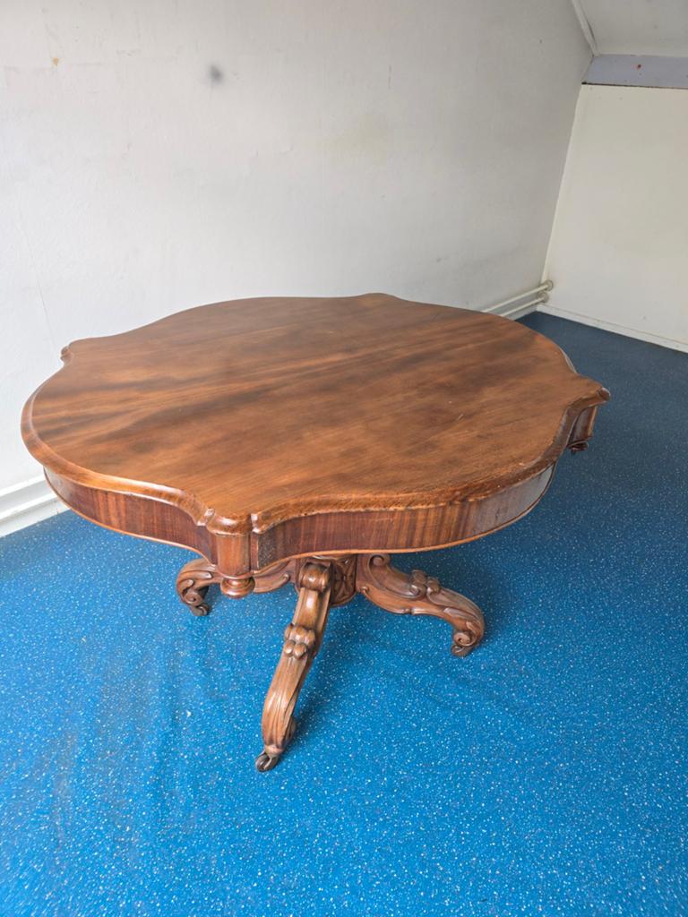 Antieke houten tafel met sierlijke poot op wieltjes., Antiek en Kunst, Ophalen