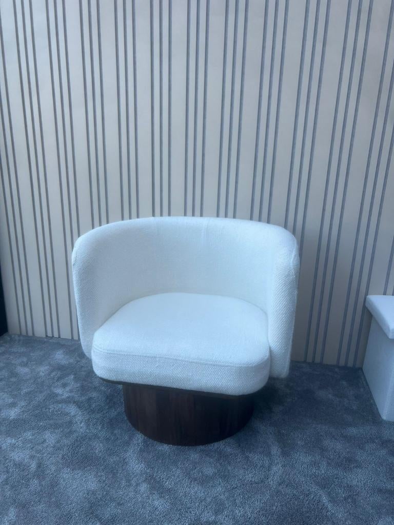 Moderne witte fauteuil met houten onderstel, Ophalen, Modern, Scandinavisch, 75 tot 100 cm, Zo goed als nieuw