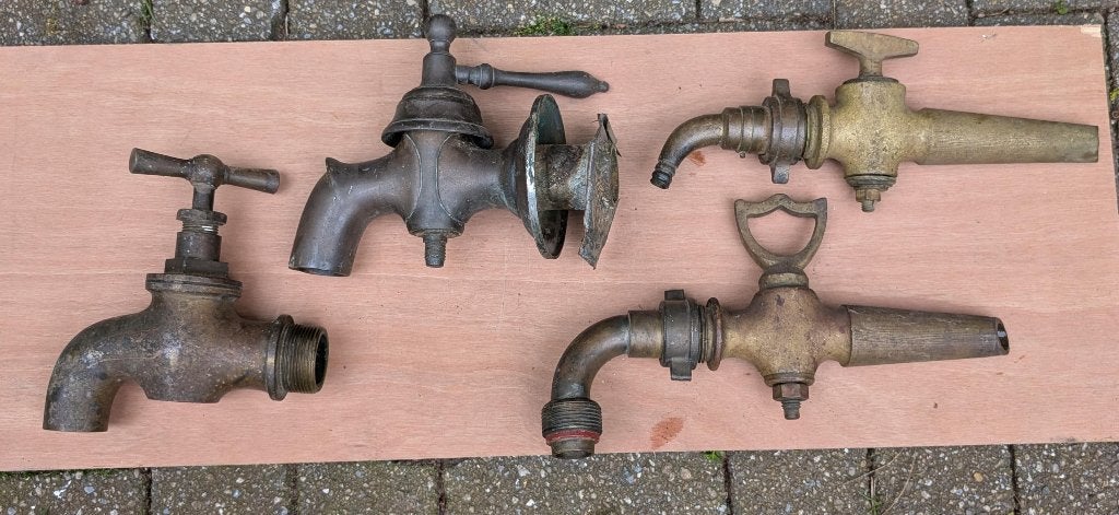 Kranen, kraan, messing heel oud uit o.a. wijnvat, KIJK NU!, Ophalen