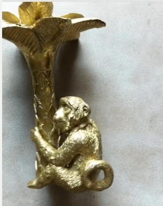 Design beeldje kandelaar met aapje goudkleur, Ophalen of Verzenden, Zo goed als nieuw, Goud, Kandelaar