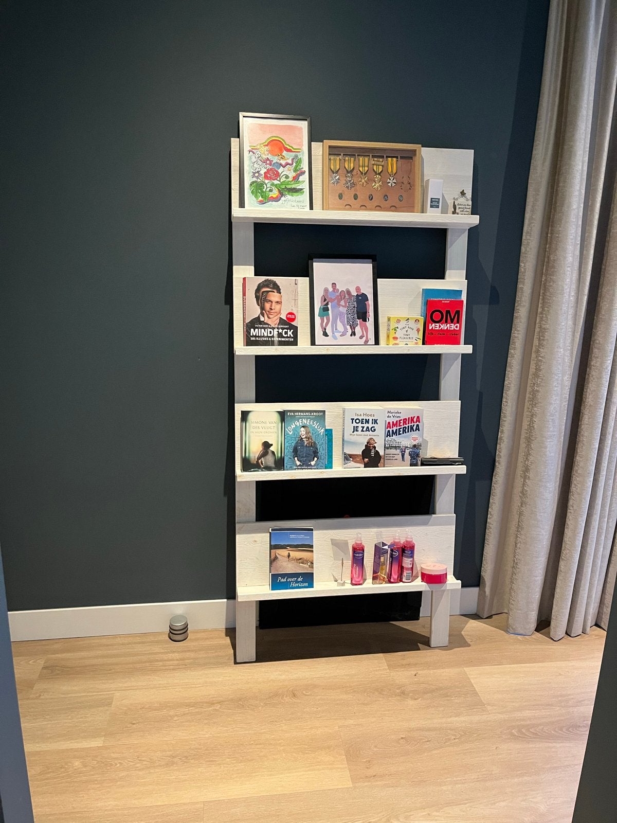 Witte boekenplank / wandrek tijdschriftenrek, Met plank(en), Zo goed als nieuw, Minder dan 25 cm, 150 tot 200 cm