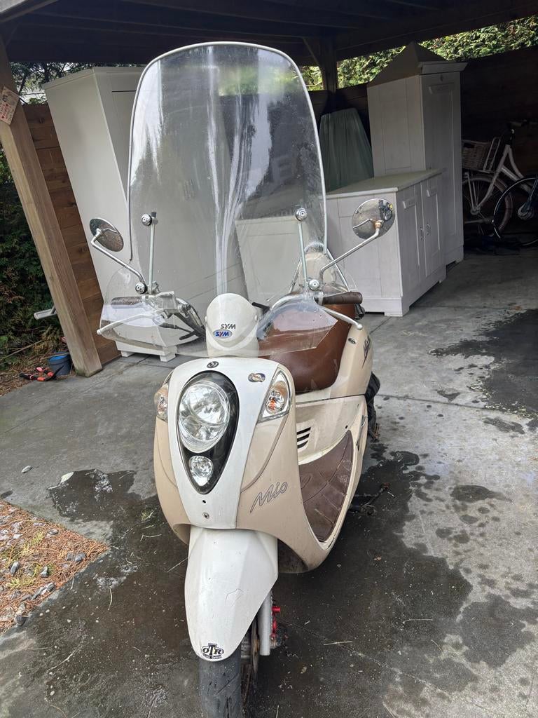 Sym Mio Scooter Beige/Bruin met Hoog Windscherm, Fietsen en Brommers, Ophalen, Zo goed als nieuw, Benzine, Mio