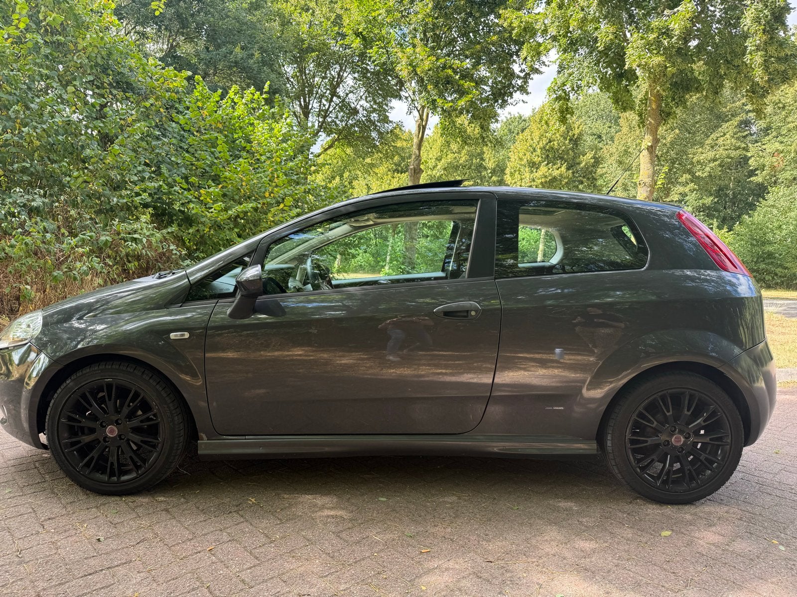 Fiat Punto 1.4 met panoramadak en nieuwe APK (07/2027)!, Auto's, Fiat, Voorwielaandrijving, 40 €/maand, 4 cilinders, 400 kg