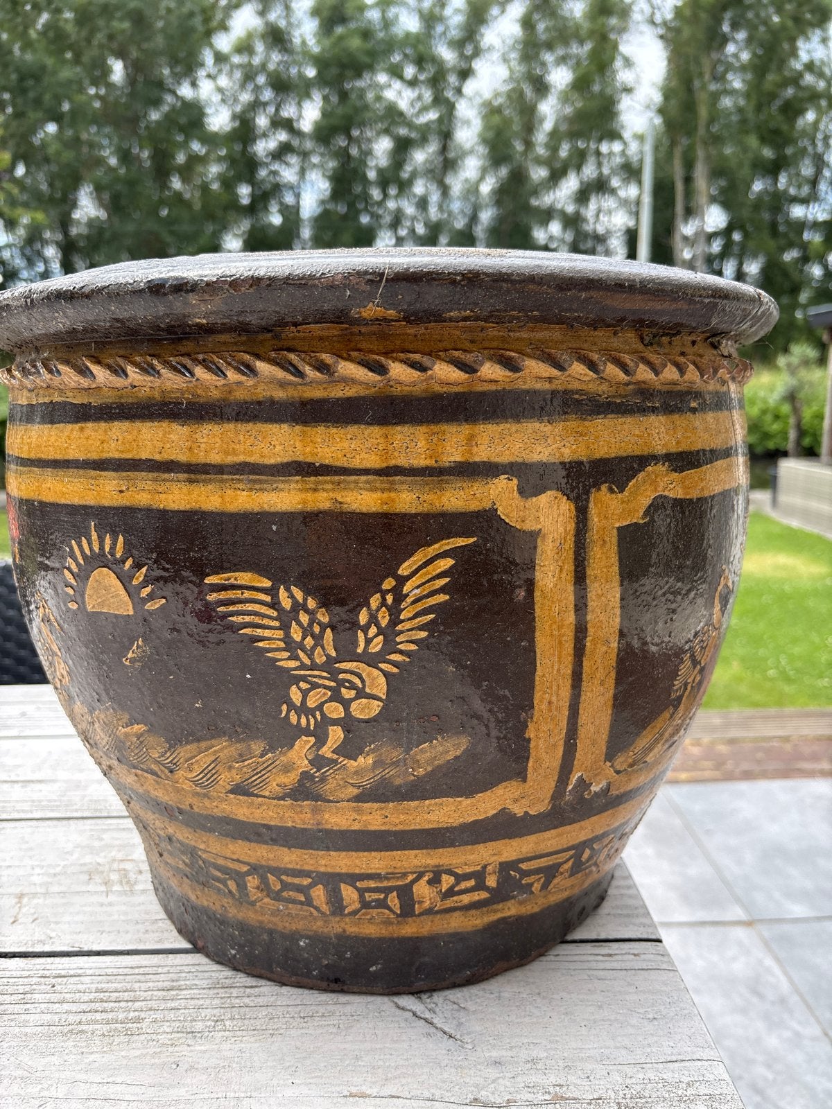 Stevige aardenwerken pot met unieke decoratie, Ophalen