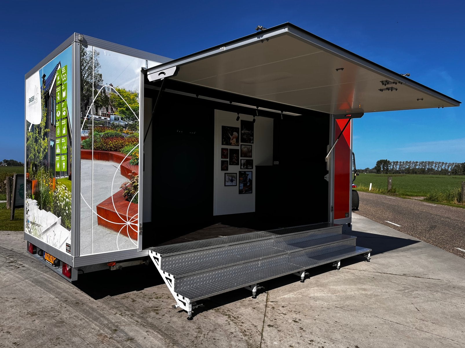 Presentatie beurs verkoop podium aanhanger aanhangwagen 2021, Ophalen, Zo goed als nieuw