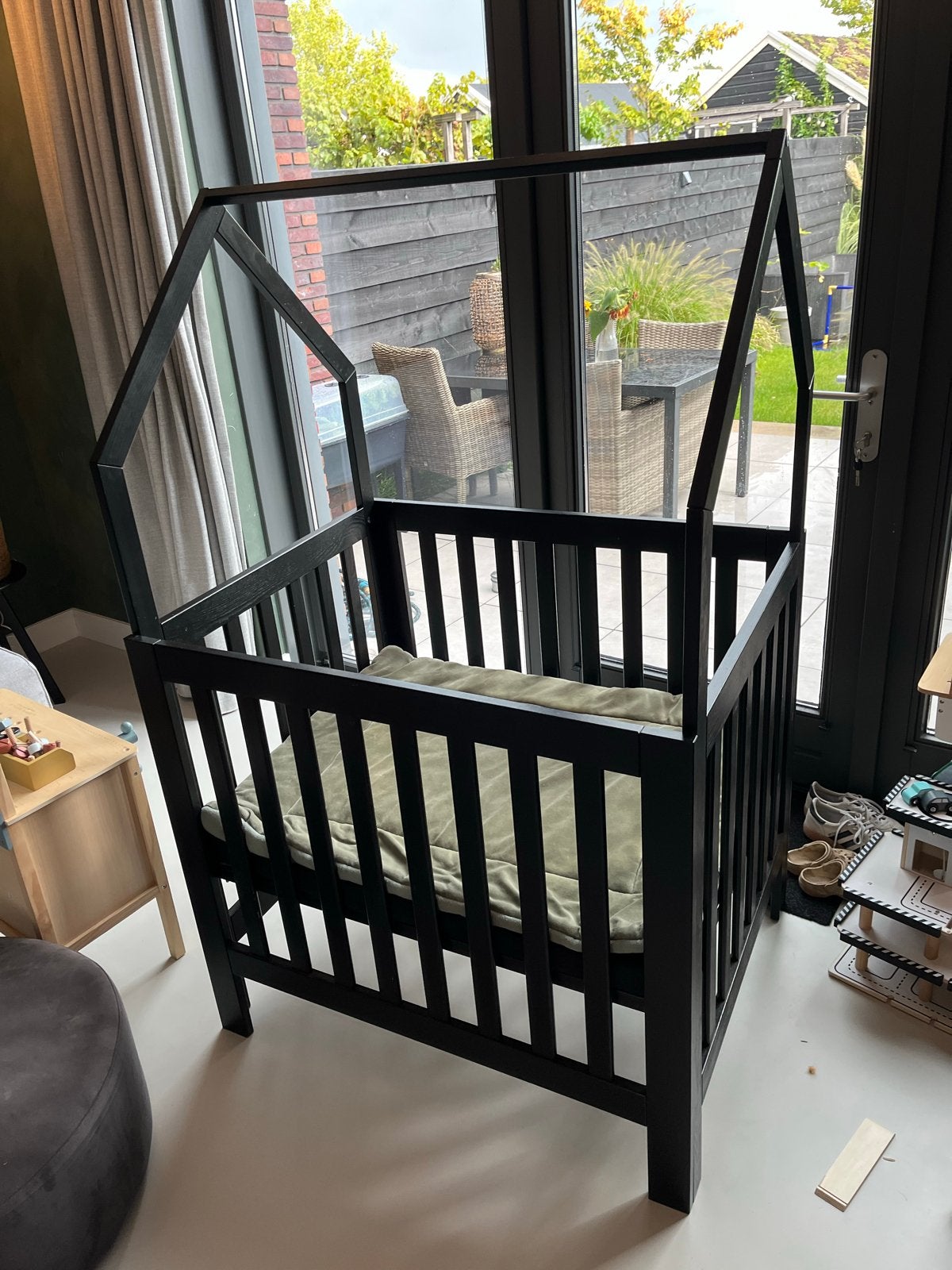 Zwart Kinderbedje in Huisvorm - Perfect voor de Kleintjes, Ophalen, 70 tot 85 cm, Zo goed als nieuw, Lattenbodem