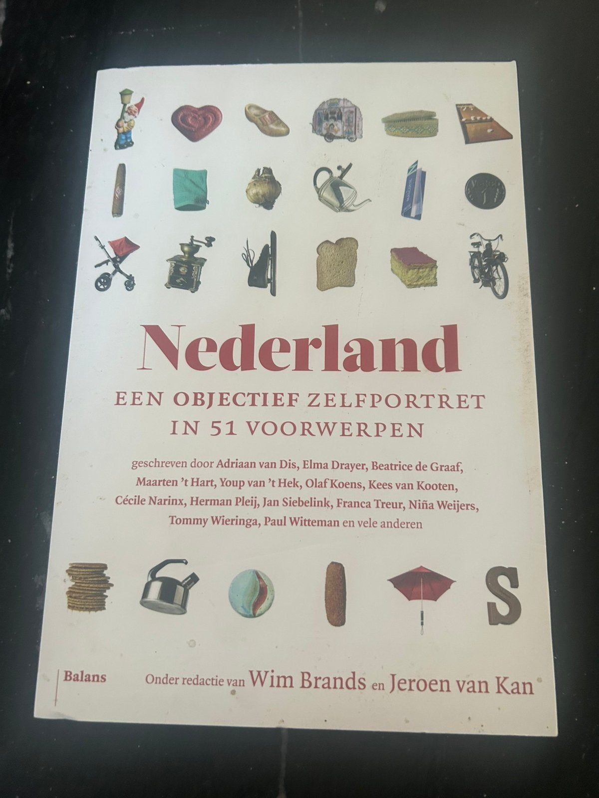 NEDERLAND een objectief zelfportret in 51 voorwerpen, Boeken, Ophalen of Verzenden, Zo goed als nieuw