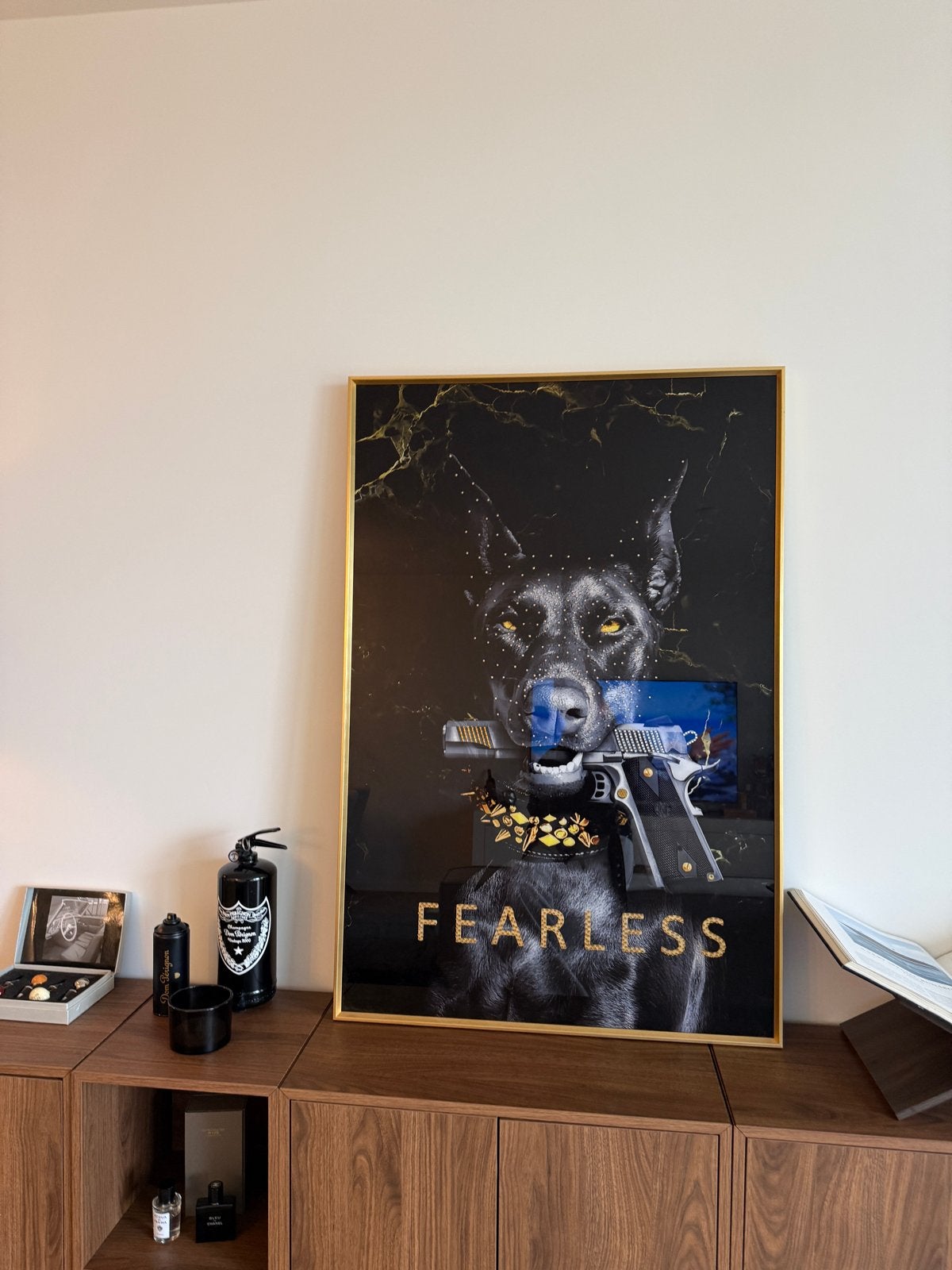 Plexiglas schilderij 'Fearless' met Dobermann en pistool, Antiek en Kunst, Ophalen, Hout, Print, Dieren