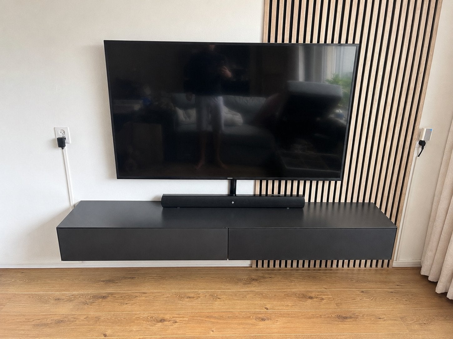 Zwart zwevend tv-meubel met speakerdoek, Ophalen, Overige materialen, 150 tot 200 cm, Zo goed als nieuw