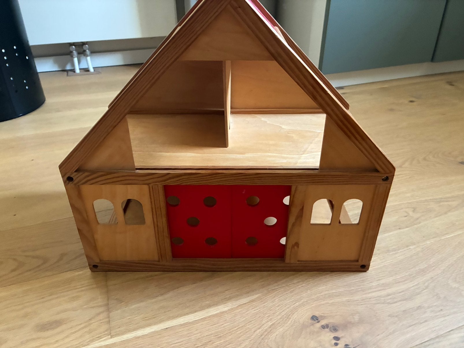 Houten poppenhuis incl meubels en poppengezin, Ophalen of Verzenden, Zo goed als nieuw