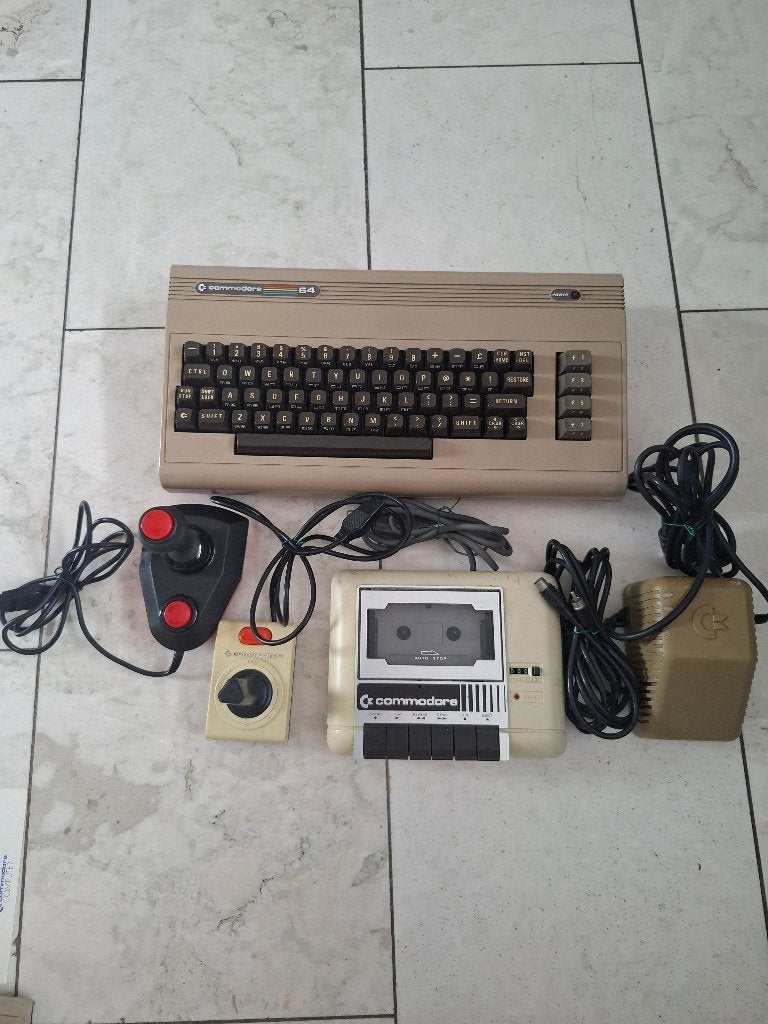 commodore spelcomputer, Ophalen, Met 2 controllers, Switch Original, Gebruikt