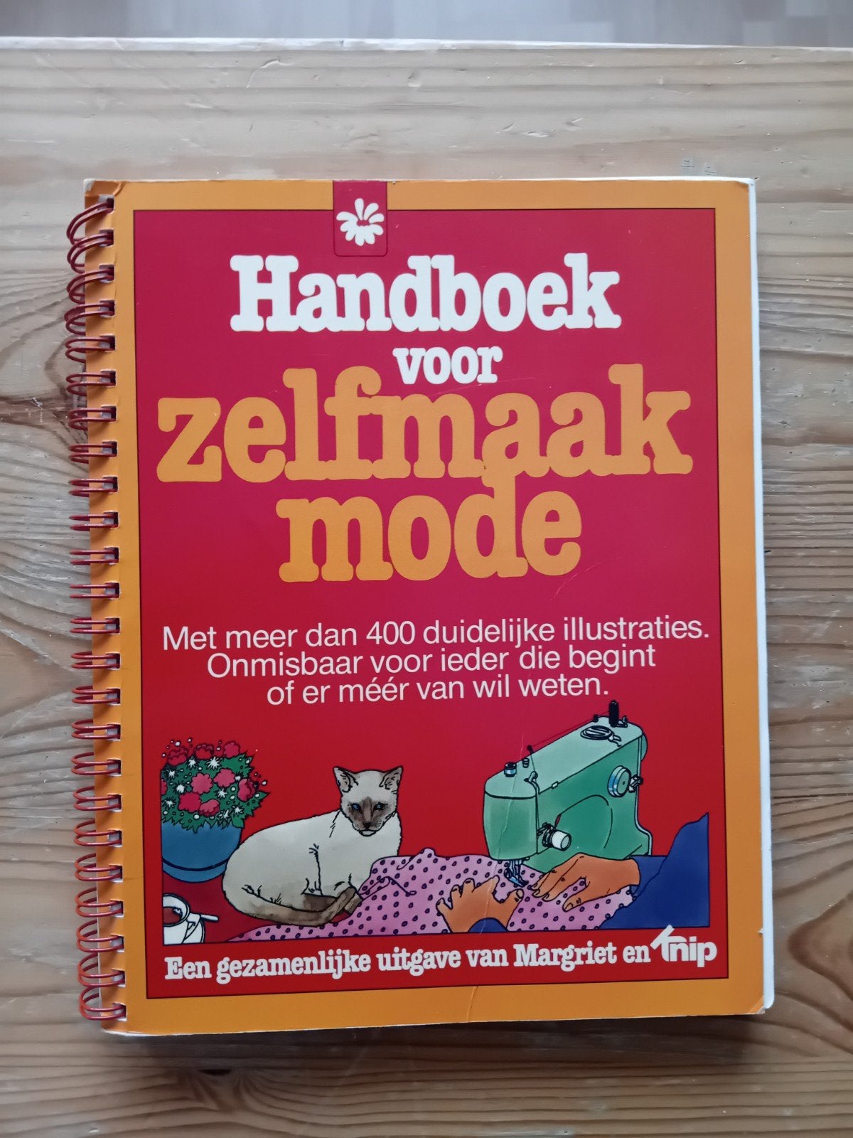 Handboek voor Zelfmaakmode - Margriet en Knip, Gelezen, Margriet & knip, Ophalen of Verzenden, Borduren en Naaien