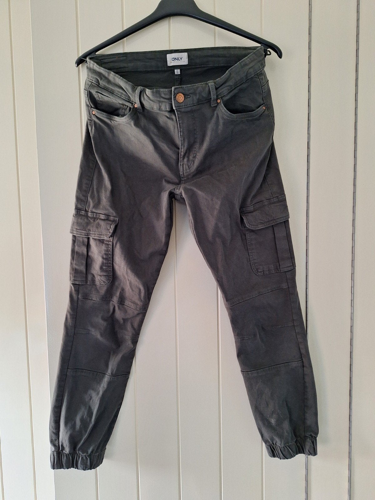 ONLY cargo broek maat 42/32 - Zo goed als nieuw, Maat 42/44 (L), Ophalen of Verzenden, Lang, Groen