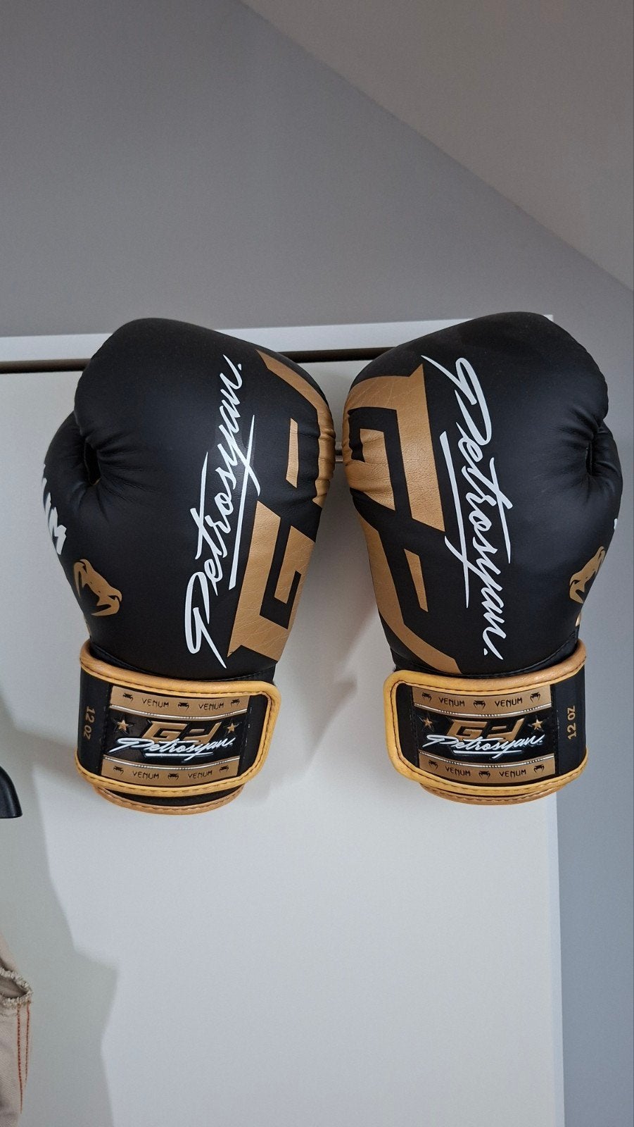 Venum petrosyan 12oz kickboxing gloves, Sport en Fitness, Boksen, Ophalen of Verzenden, Gebruikt, Bokshandschoenen