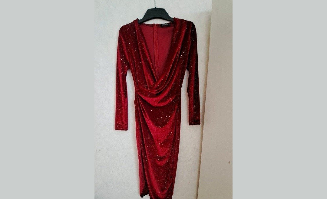 Nieuwe rode fluwelen jurk met glitter en overslag, Kleding | Dames, Jurken, Ophalen of Verzenden, Nieuw, Rood, Onder de knie