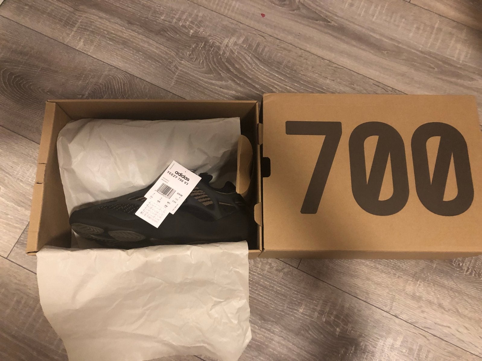 Yeezy 700, Ophalen of Verzenden, Nieuw