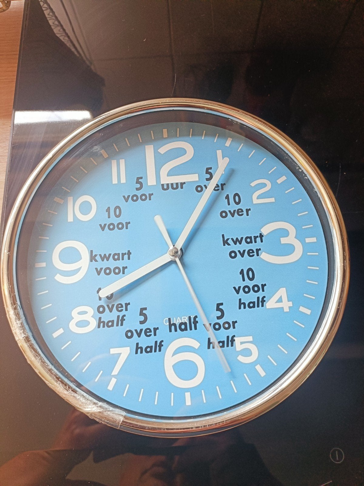 Leuke blauwe wandklok met tijdsweergave in woorden, Analoog, Ophalen of Verzenden, Blauw, Modern
