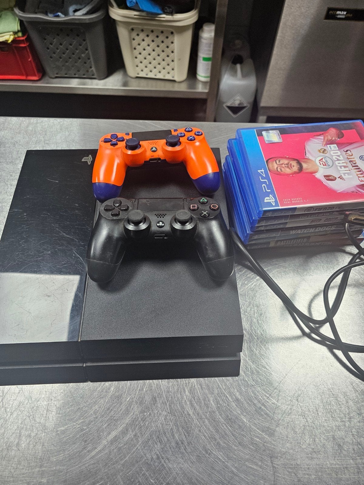 PlayStation 4 met kabels, 2 controllers en 7 games, Ophalen, Met 2 controllers, Original, Gebruikt
