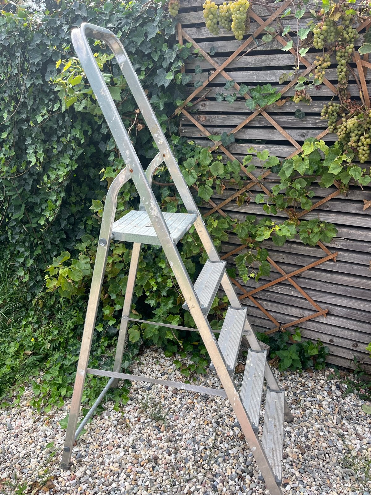 Stevige aluminium huishoudtrap 5 treeds, Doe-het-zelf en Verbouw, Ladders en Trappen, Ophalen, Gebruikt, Trap, Opvouwbaar of Inschuifbaar