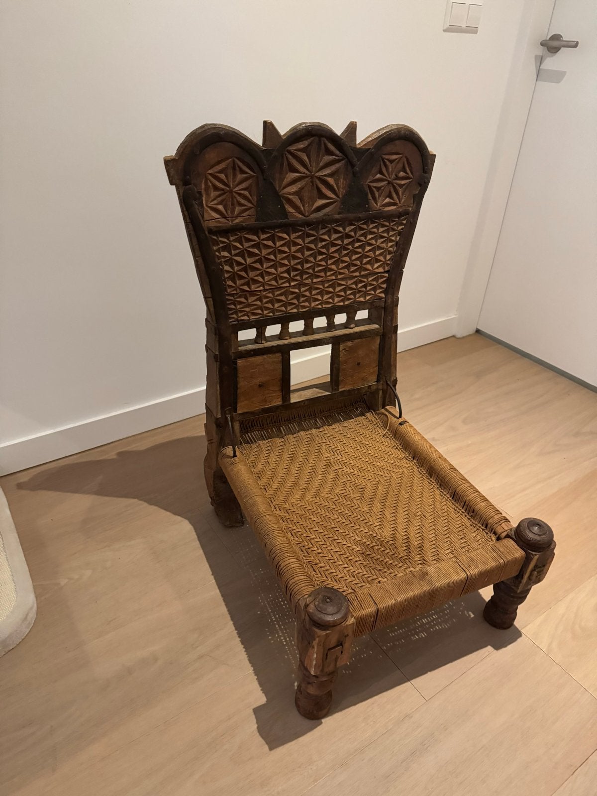 Antieke handgesneden houten stoel met rieten zitting, Ophalen