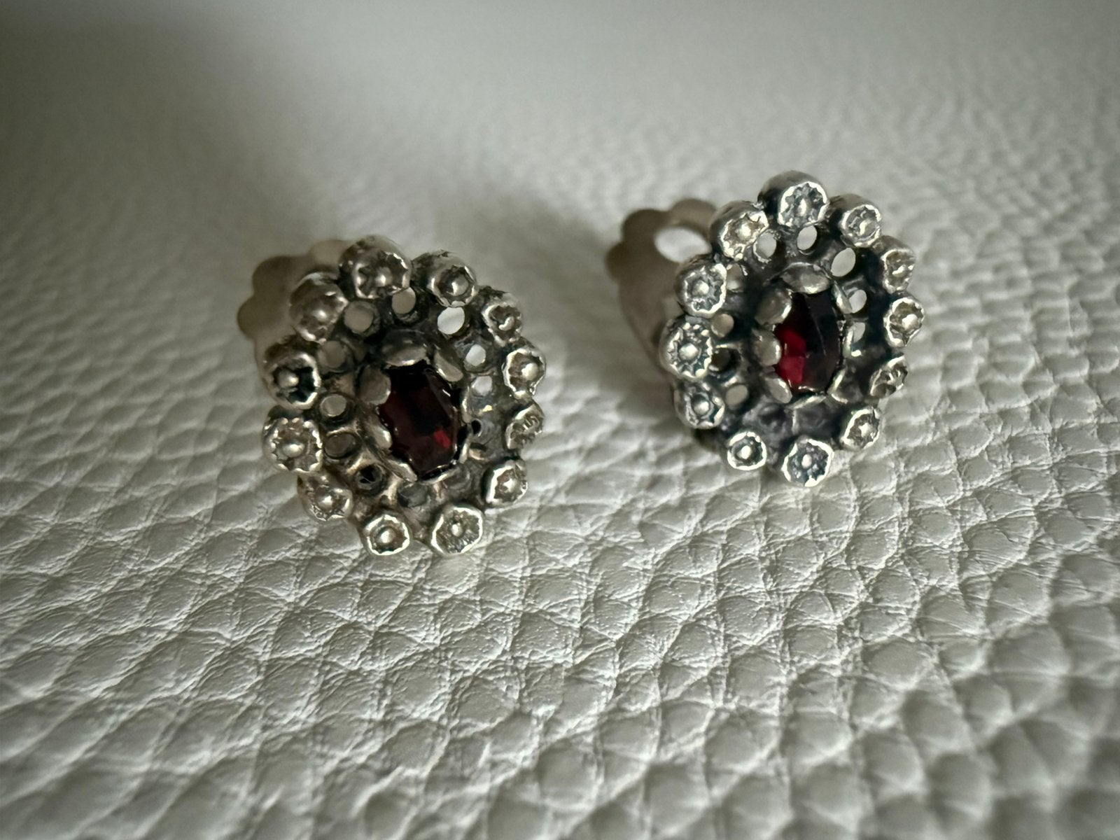 M22A/Zilveren Vintage/Antieke GRANAAT Oorclips, Sieraden, Tassen en Uiterlijk, Oorbellen, Gebruikt, Verzenden, X, Zilver